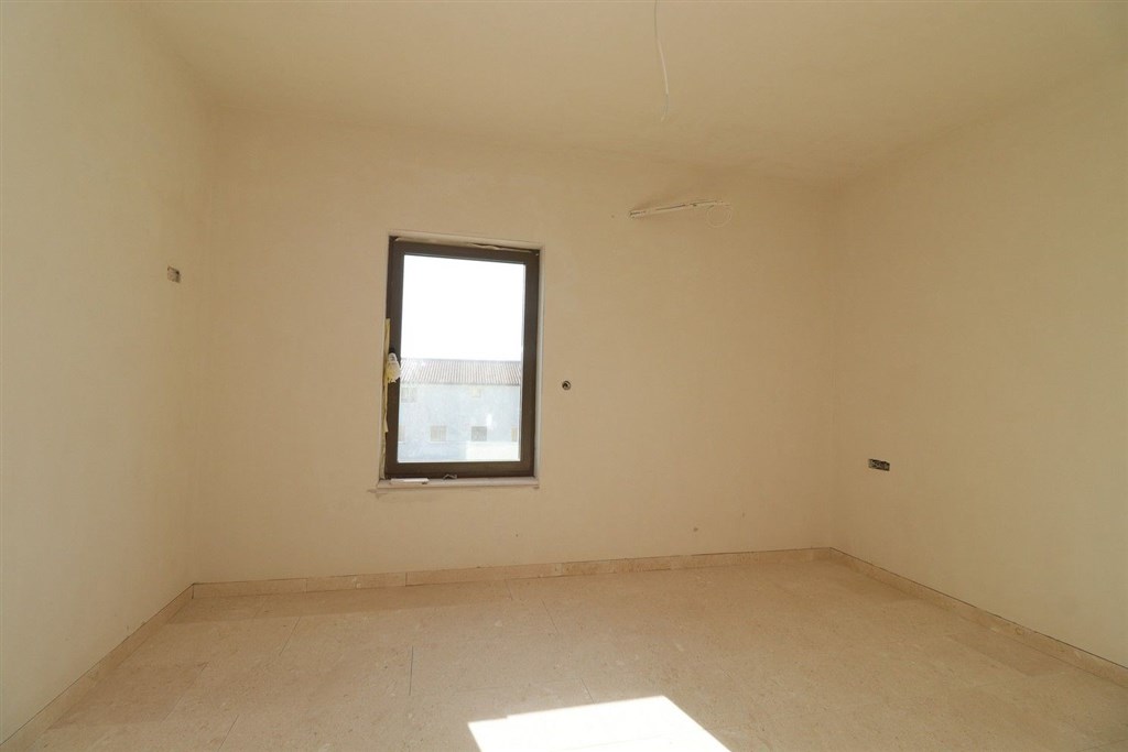 na-prodej-novy-apartman-se-2-loznicemi-zahradkou-a-panoramatickym-vyhledem-na-more-vodice-chorvatsko