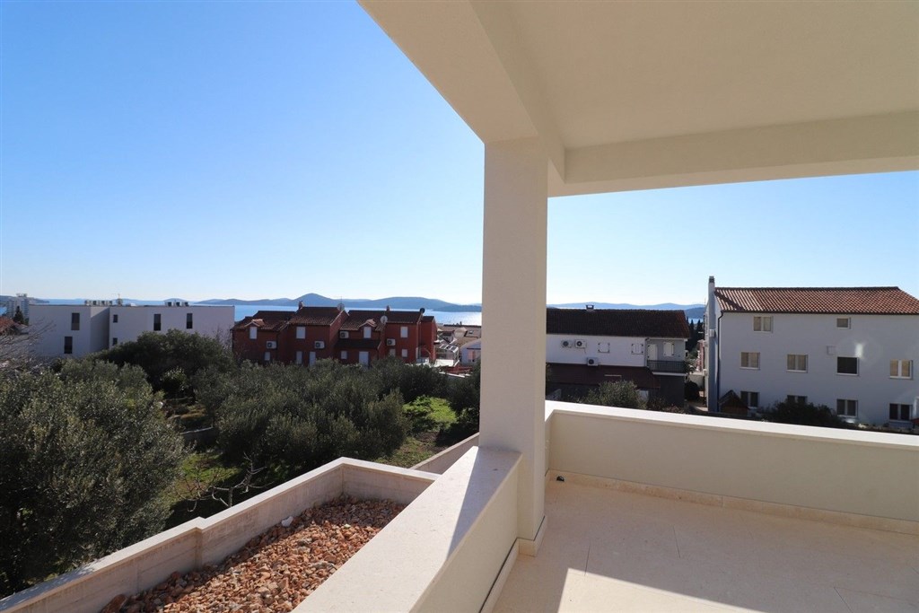 na-prodej-novy-apartman-se-2-loznicemi-zahradkou-a-panoramatickym-vyhledem-na-more-vodice-chorvatsko