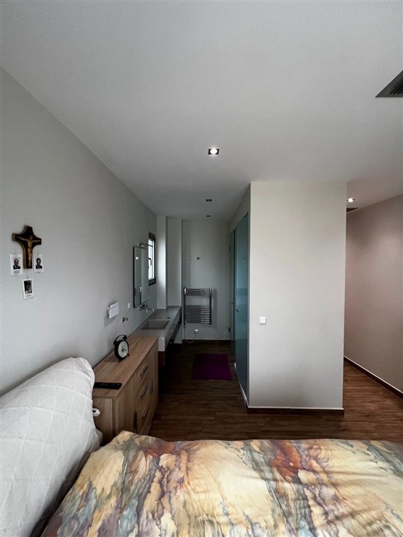 na-prodej-dvoupatrova-vila-s-nekonecnym-bazenem-a-vyhledem-na-more-v-kolimbari-kreta-recko