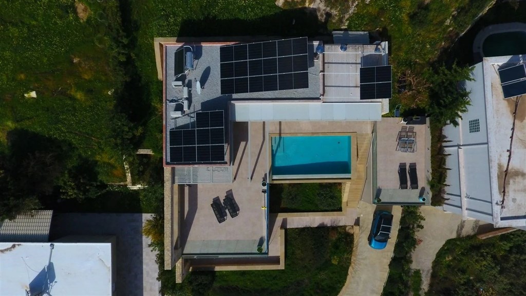 na-prodej-dvoupatrova-vila-s-nekonecnym-bazenem-a-vyhledem-na-more-v-kolimbari-kreta-recko