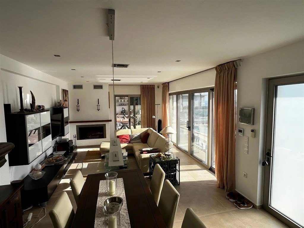 na-prodej-dvoupatrova-vila-s-nekonecnym-bazenem-a-vyhledem-na-more-v-kolimbari-kreta-recko