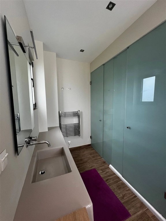 na-prodej-dvoupatrova-vila-s-nekonecnym-bazenem-a-vyhledem-na-more-v-kolimbari-kreta-recko