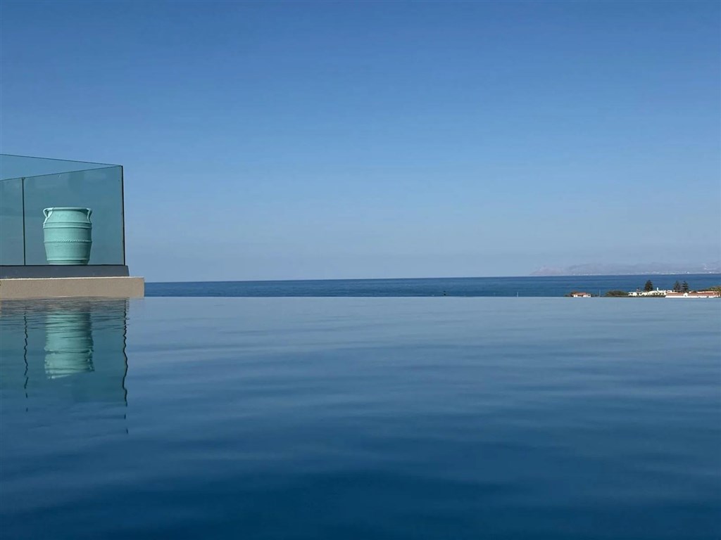 na-prodej-dvoupatrova-vila-s-nekonecnym-bazenem-a-vyhledem-na-more-v-kolimbari-kreta-recko