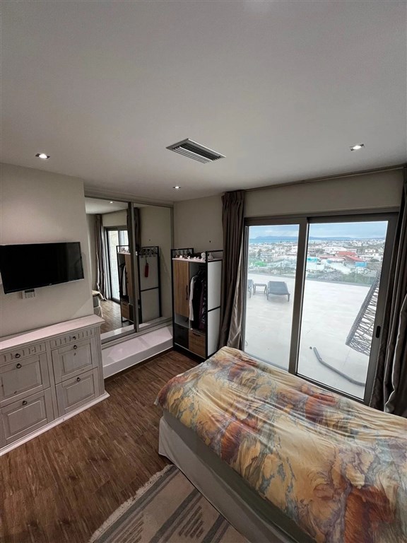 na-prodej-dvoupatrova-vila-s-nekonecnym-bazenem-a-vyhledem-na-more-v-kolimbari-kreta-recko