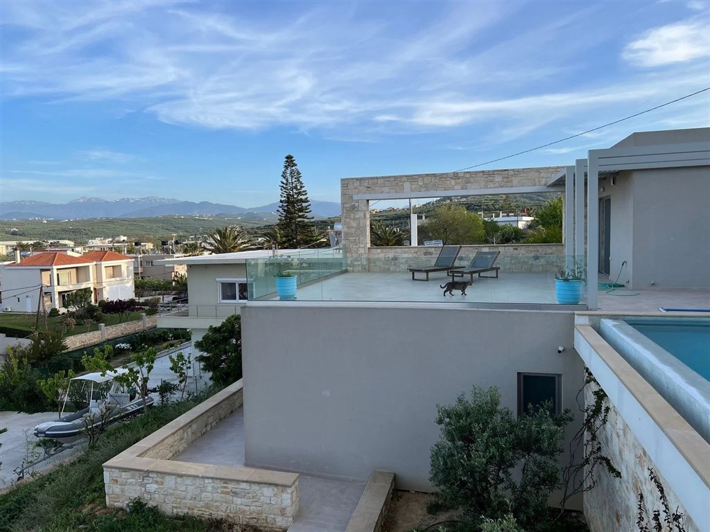 na-prodej-dvoupatrova-vila-s-nekonecnym-bazenem-a-vyhledem-na-more-v-kolimbari-kreta-recko