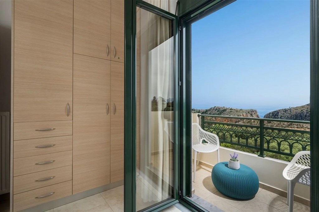 na-prodej-premiova-vila-s-vyhledem-na-more-a-kretskou-krajinu-v-obci-arafata-kreta-recko