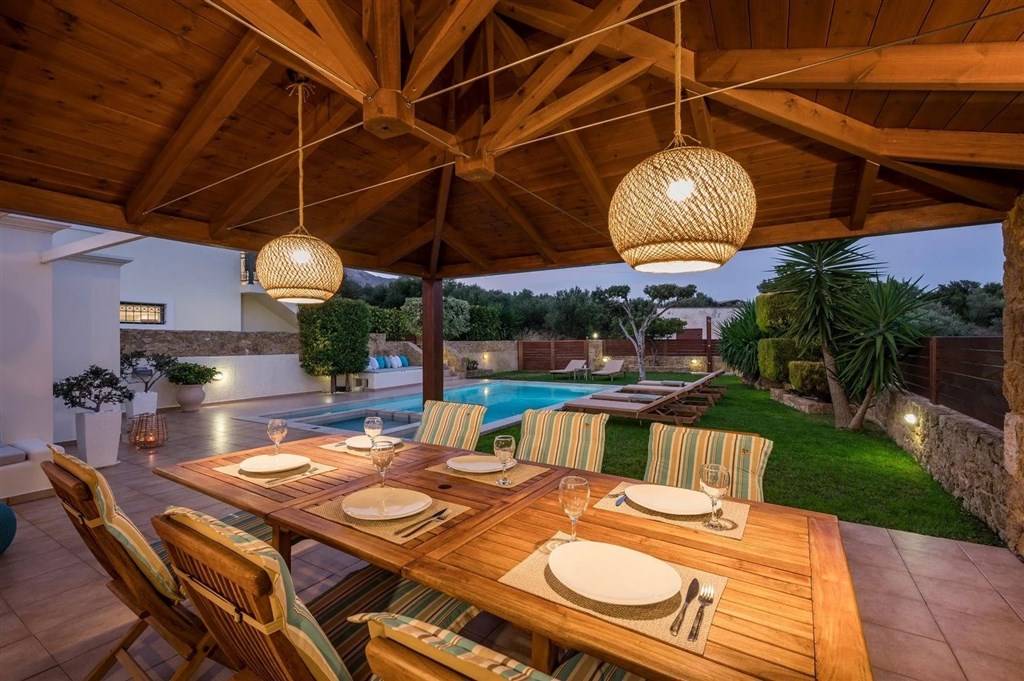 na-prodej-premiova-vila-s-vyhledem-na-more-a-kretskou-krajinu-v-obci-arafata-kreta-recko