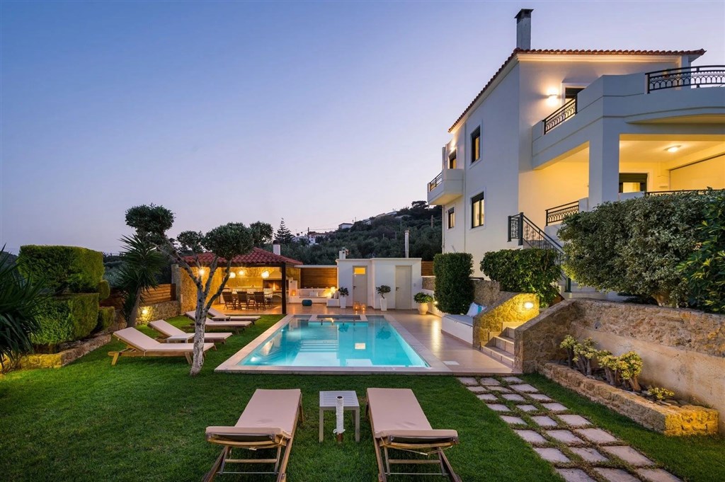 na-prodej-premiova-vila-s-vyhledem-na-more-a-kretskou-krajinu-v-obci-arafata-kreta-recko