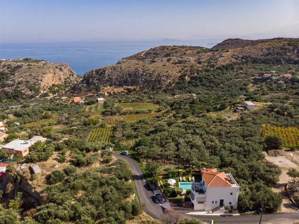na-prodej-premiova-vila-s-vyhledem-na-more-a-kretskou-krajinu-v-obci-arafata-kreta-recko