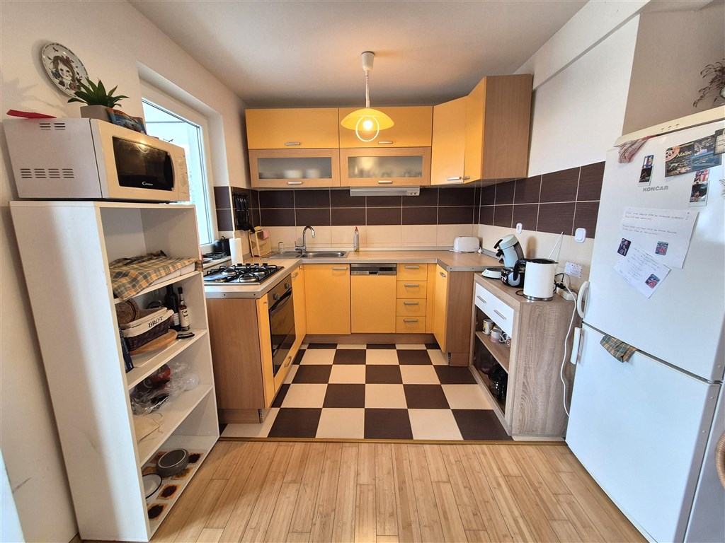 na-prodej-pekny-apartman-se-dvema-loznicemi-s-castecnym-vyhledem-na-more-silo-ostrov-krk-chorvatsko