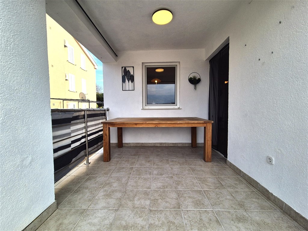 na-prodej-pekny-apartman-se-dvema-loznicemi-s-castecnym-vyhledem-na-more-silo-ostrov-krk-chorvatsko