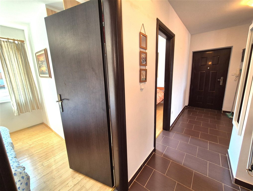 na-prodej-pekny-apartman-se-dvema-loznicemi-s-castecnym-vyhledem-na-more-silo-ostrov-krk-chorvatsko