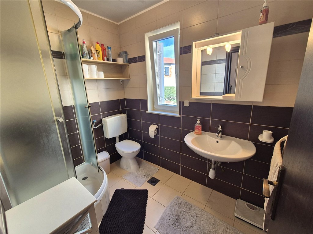 na-prodej-pekny-apartman-se-dvema-loznicemi-s-castecnym-vyhledem-na-more-silo-ostrov-krk-chorvatsko