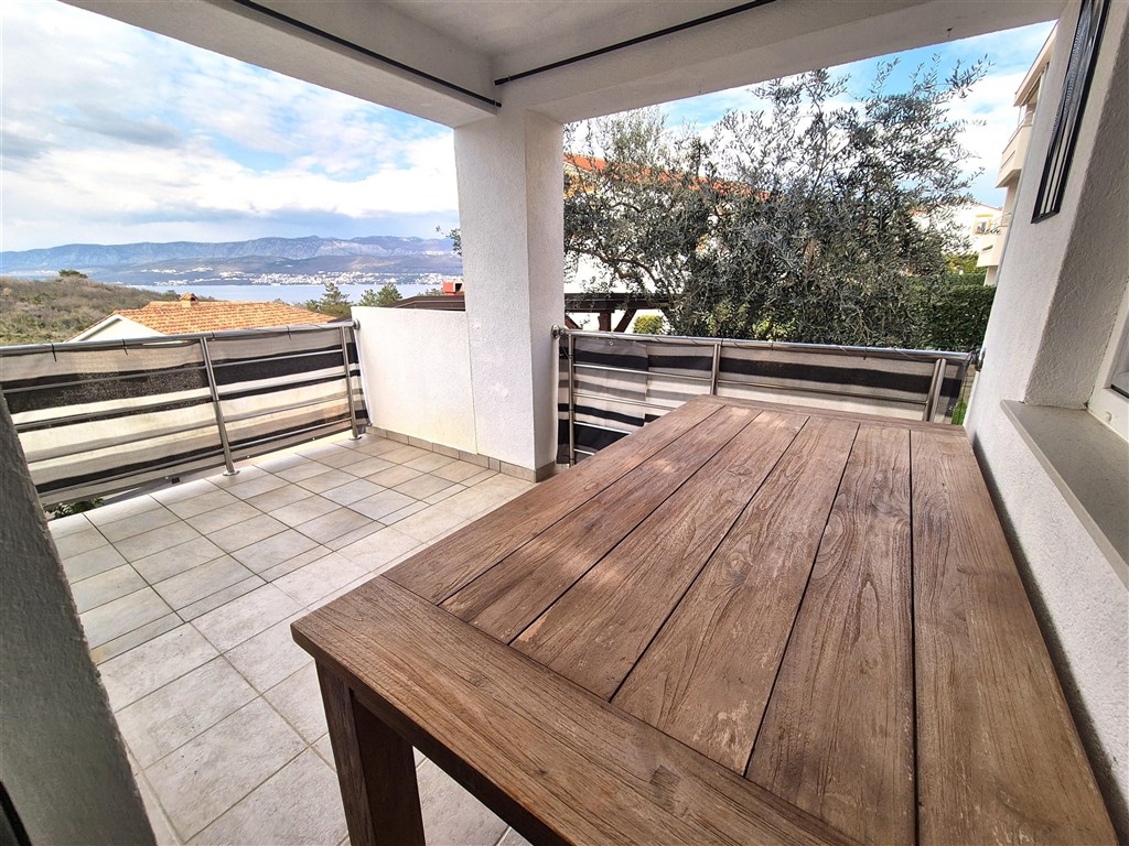 na-prodej-pekny-apartman-se-dvema-loznicemi-s-castecnym-vyhledem-na-more-silo-ostrov-krk-chorvatsko