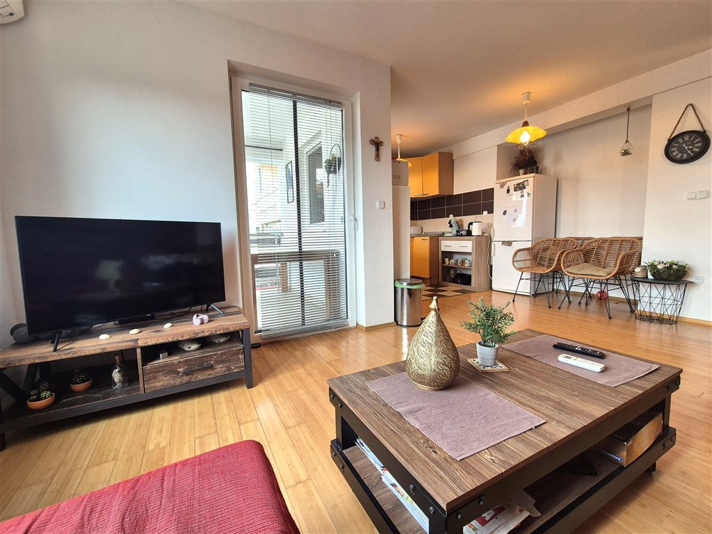 na-prodej-pekny-apartman-se-dvema-loznicemi-s-castecnym-vyhledem-na-more-silo-ostrov-krk-chorvatsko