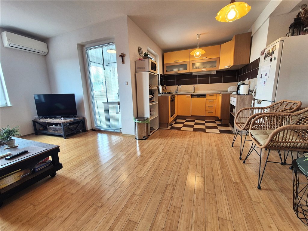 na-prodej-pekny-apartman-se-dvema-loznicemi-s-castecnym-vyhledem-na-more-silo-ostrov-krk-chorvatsko