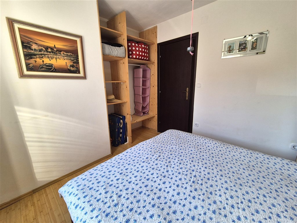 na-prodej-pekny-apartman-se-dvema-loznicemi-s-castecnym-vyhledem-na-more-silo-ostrov-krk-chorvatsko