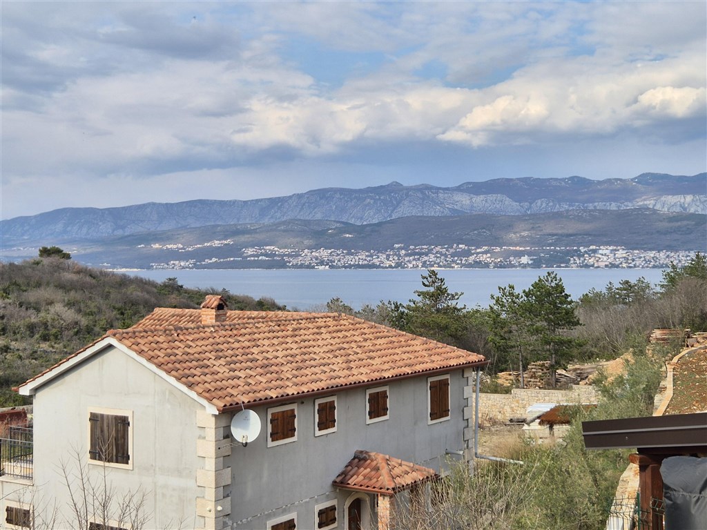 na-prodej-pekny-apartman-se-dvema-loznicemi-s-castecnym-vyhledem-na-more-silo-ostrov-krk-chorvatsko