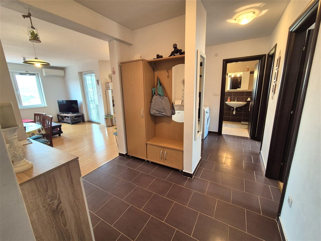 na-prodej-pekny-apartman-se-dvema-loznicemi-s-castecnym-vyhledem-na-more-silo-ostrov-krk-chorvatsko