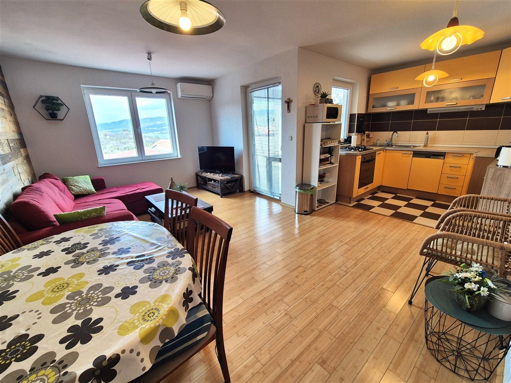na-prodej-pekny-apartman-se-dvema-loznicemi-s-castecnym-vyhledem-na-more-silo-ostrov-krk-chorvatsko