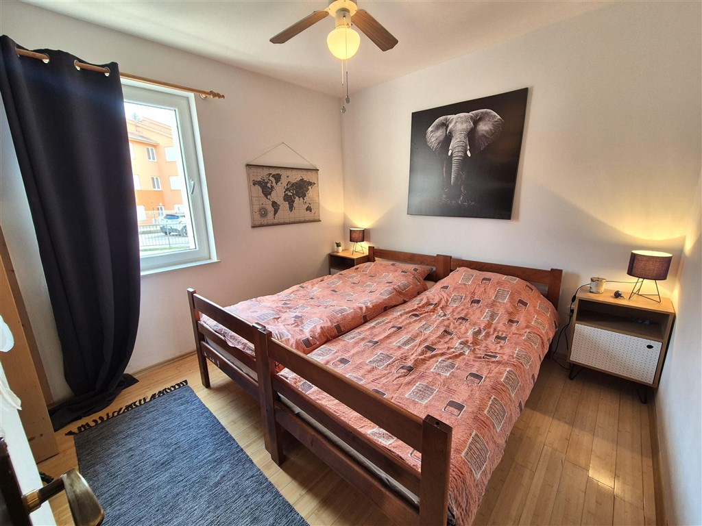 na-prodej-pekny-apartman-se-dvema-loznicemi-s-castecnym-vyhledem-na-more-silo-ostrov-krk-chorvatsko