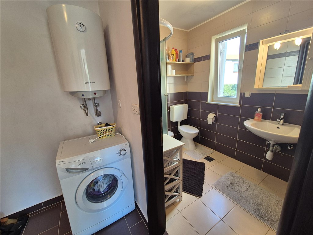 na-prodej-pekny-apartman-se-dvema-loznicemi-s-castecnym-vyhledem-na-more-silo-ostrov-krk-chorvatsko