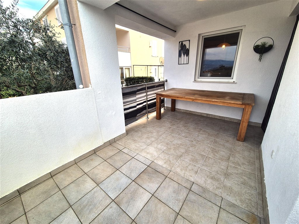 na-prodej-pekny-apartman-se-dvema-loznicemi-s-castecnym-vyhledem-na-more-silo-ostrov-krk-chorvatsko