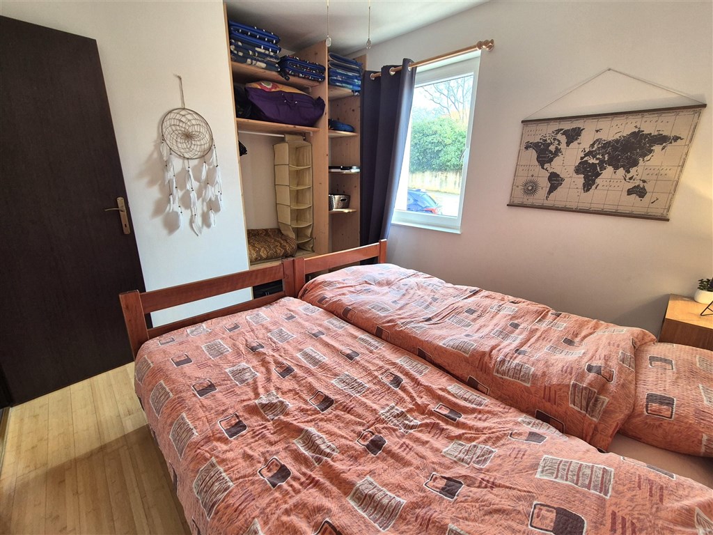 na-prodej-pekny-apartman-se-dvema-loznicemi-s-castecnym-vyhledem-na-more-silo-ostrov-krk-chorvatsko