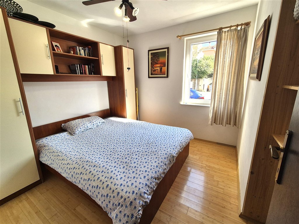 na-prodej-pekny-apartman-se-dvema-loznicemi-s-castecnym-vyhledem-na-more-silo-ostrov-krk-chorvatsko