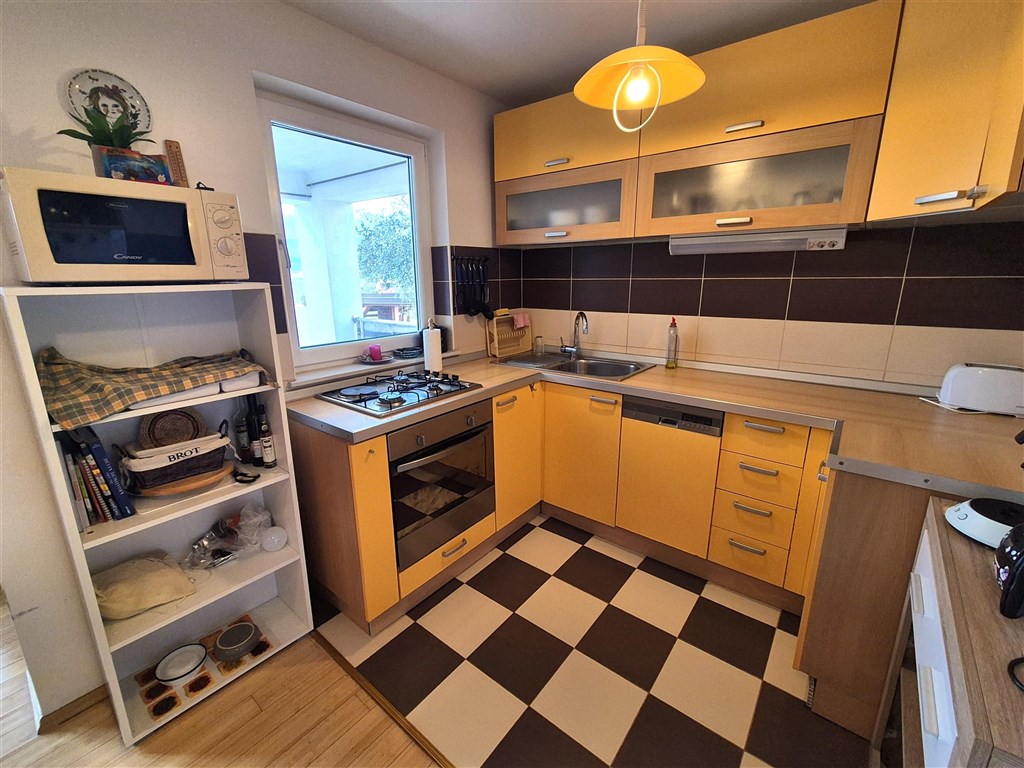 na-prodej-pekny-apartman-se-dvema-loznicemi-s-castecnym-vyhledem-na-more-silo-ostrov-krk-chorvatsko