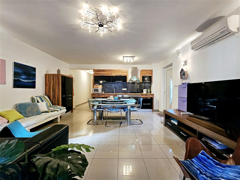 na-prodej-hezky-apartman-s-predzahradkou-v-blizkosti-more-malinska-ostrov-krk-chorvatsko