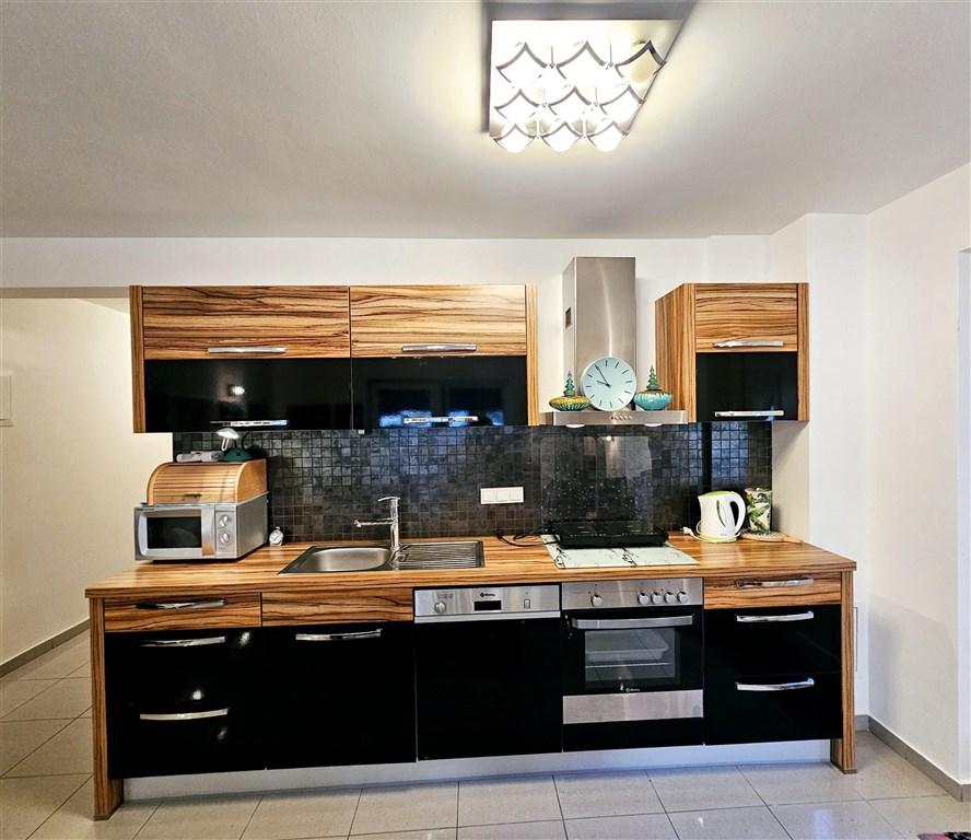 na-prodej-hezky-apartman-s-predzahradkou-v-blizkosti-more-malinska-ostrov-krk-chorvatsko