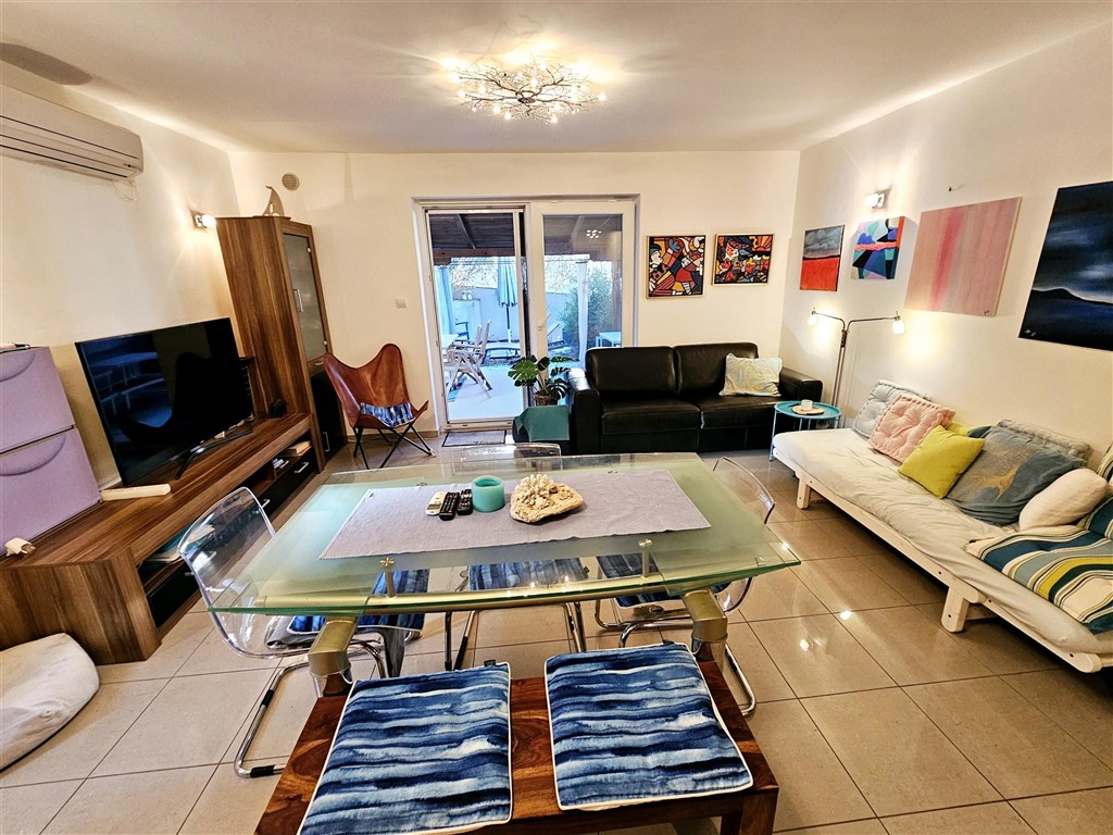na-prodej-hezky-apartman-s-predzahradkou-v-blizkosti-more-malinska-ostrov-krk-chorvatsko