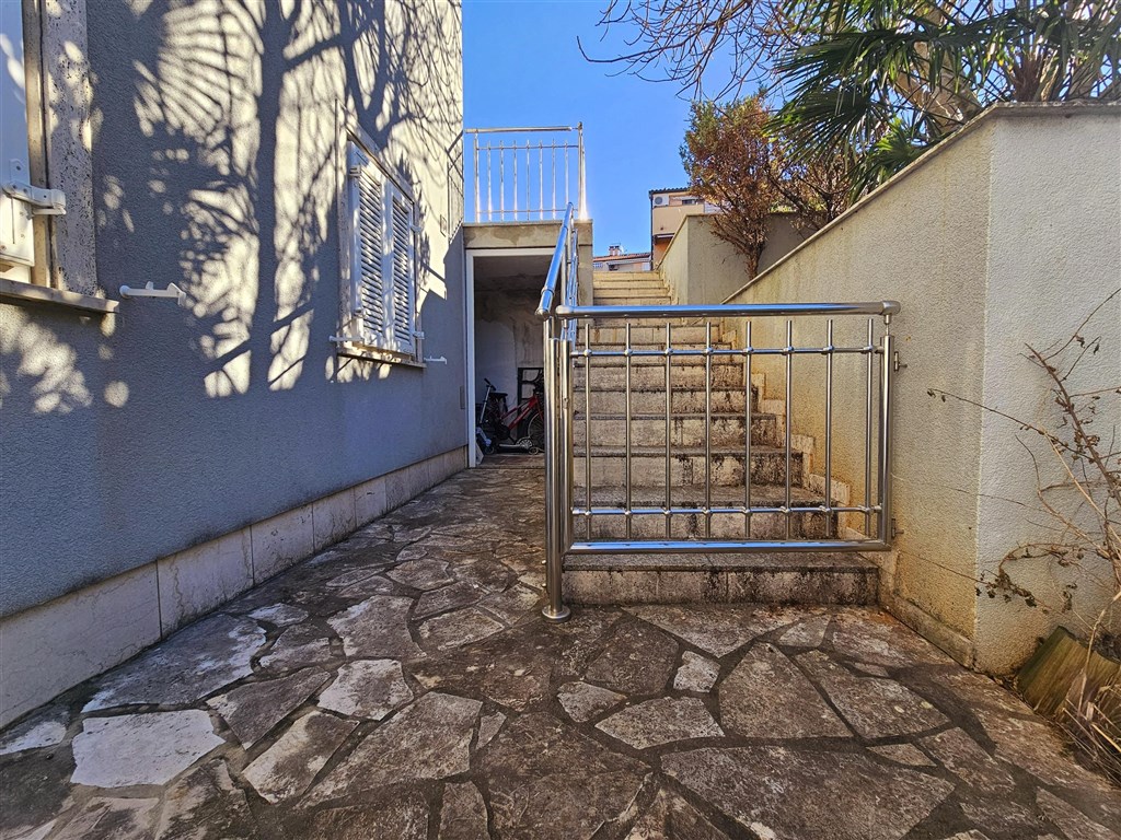 na-prodej-hezky-apartman-s-predzahradkou-v-blizkosti-more-malinska-ostrov-krk-chorvatsko