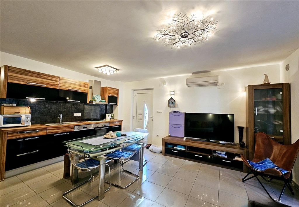 na-prodej-hezky-apartman-s-predzahradkou-v-blizkosti-more-malinska-ostrov-krk-chorvatsko