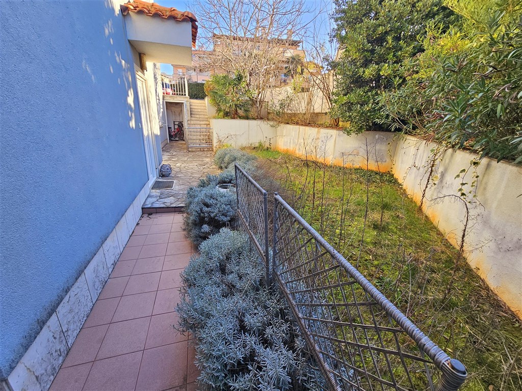 na-prodej-hezky-apartman-s-predzahradkou-v-blizkosti-more-malinska-ostrov-krk-chorvatsko