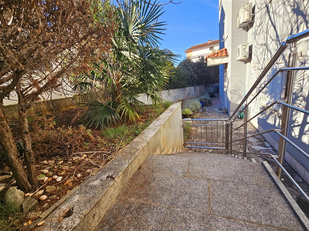 na-prodej-hezky-apartman-s-predzahradkou-v-blizkosti-more-malinska-ostrov-krk-chorvatsko