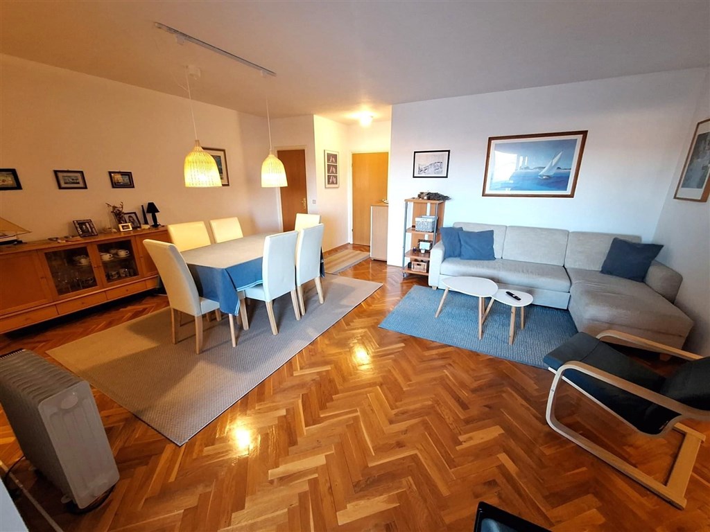 na-prodej-apartman-se-dvema-loznicemi-prostornou-lodzii-v-meste-krk-v-blizkosti-more-chorvatsko