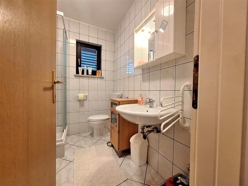 na-prodej-apartman-se-dvema-loznicemi-prostornou-lodzii-v-meste-krk-v-blizkosti-more-chorvatsko