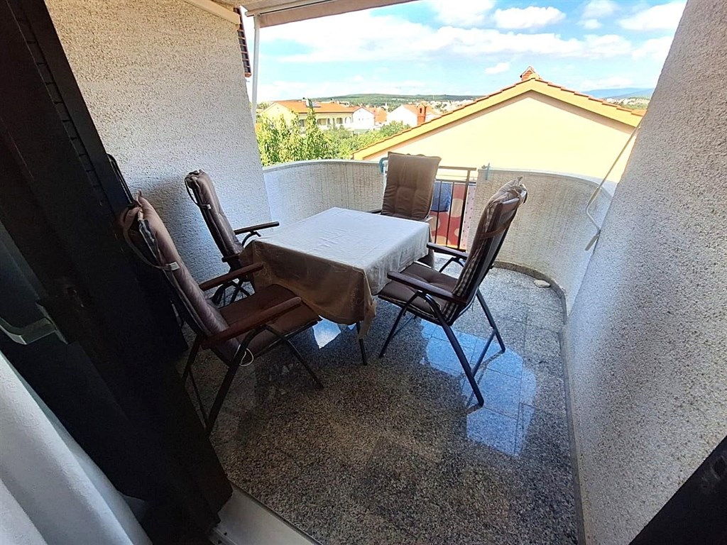 na-prodej-apartman-se-dvema-loznicemi-prostornou-lodzii-v-meste-krk-v-blizkosti-more-chorvatsko