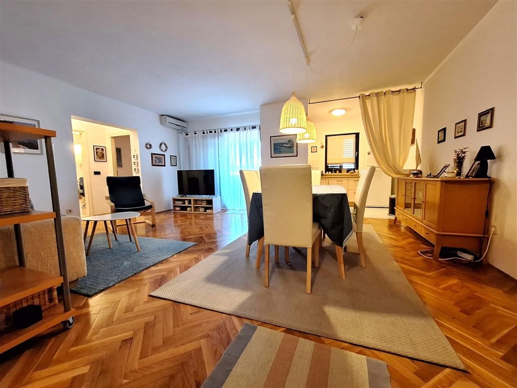 na-prodej-apartman-se-dvema-loznicemi-prostornou-lodzii-v-meste-krk-v-blizkosti-more-chorvatsko