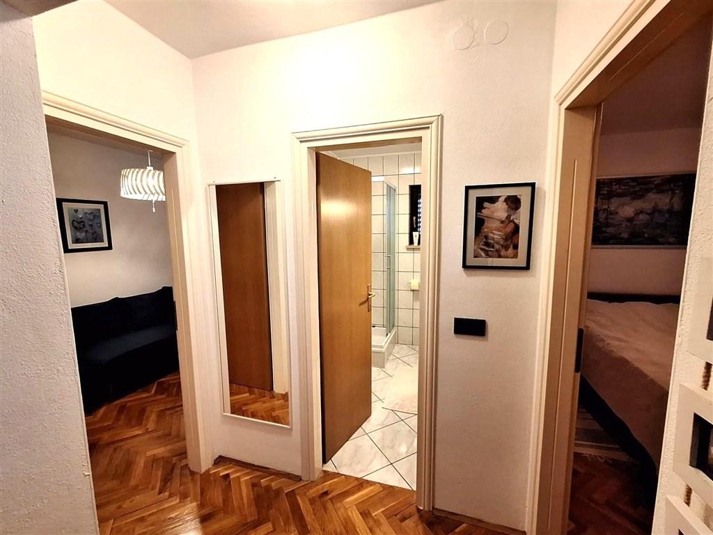 na-prodej-apartman-se-dvema-loznicemi-prostornou-lodzii-v-meste-krk-v-blizkosti-more-chorvatsko