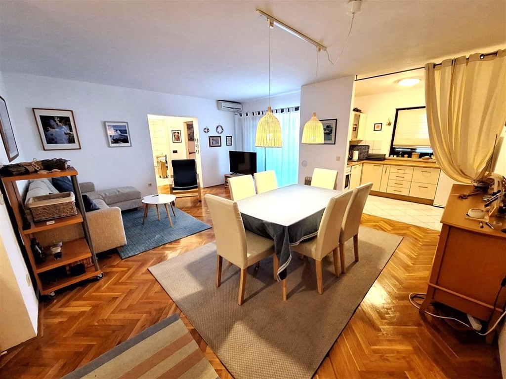 na-prodej-apartman-se-dvema-loznicemi-prostornou-lodzii-v-meste-krk-v-blizkosti-more-chorvatsko