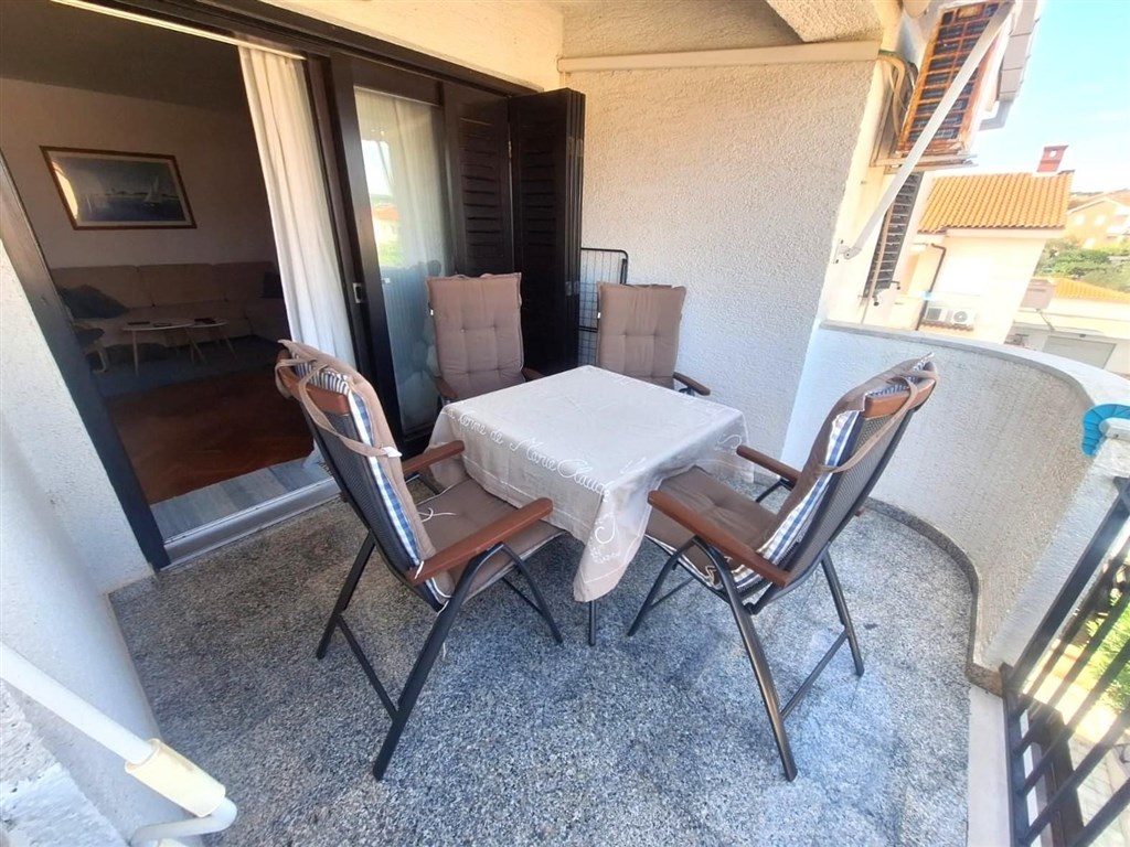 na-prodej-apartman-se-dvema-loznicemi-prostornou-lodzii-v-meste-krk-v-blizkosti-more-chorvatsko