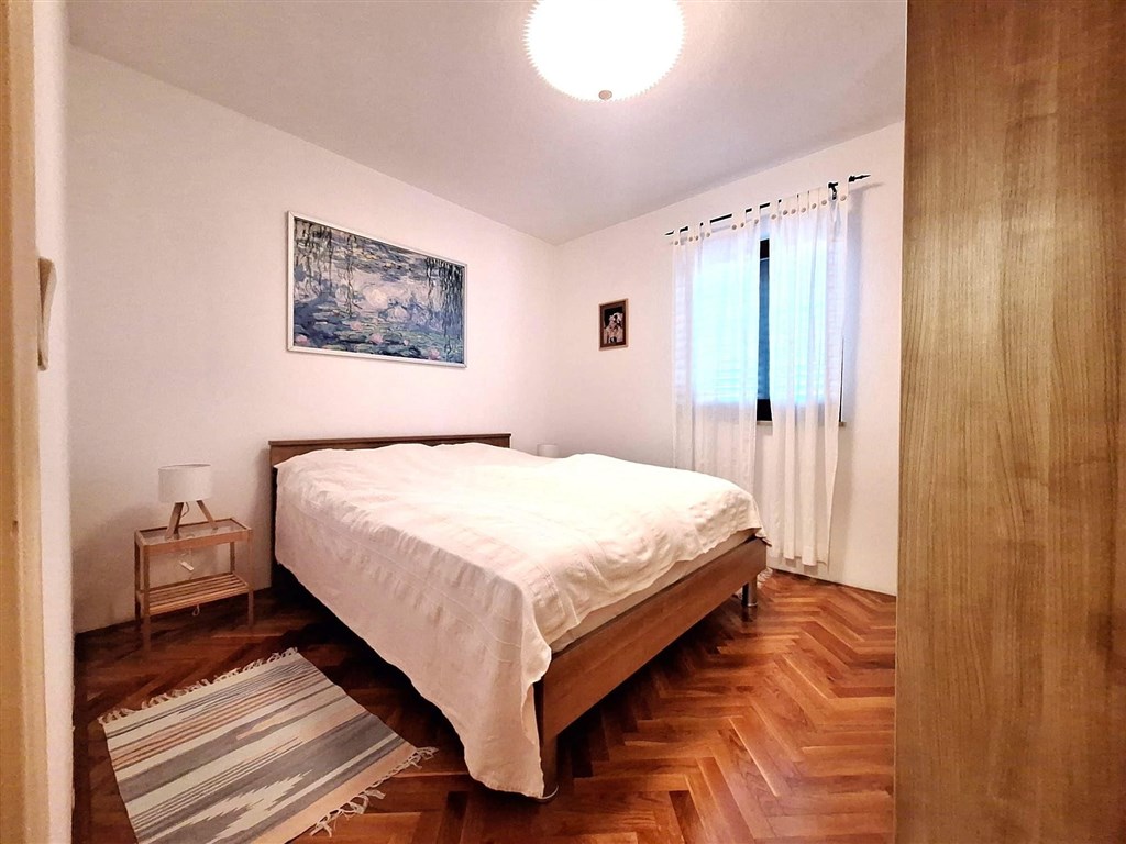 na-prodej-apartman-se-dvema-loznicemi-prostornou-lodzii-v-meste-krk-v-blizkosti-more-chorvatsko