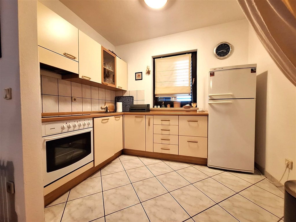 na-prodej-apartman-se-dvema-loznicemi-prostornou-lodzii-v-meste-krk-v-blizkosti-more-chorvatsko