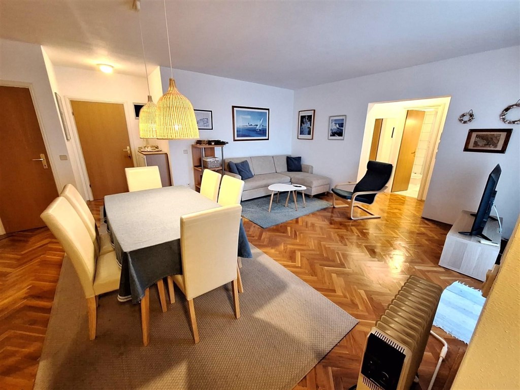 na-prodej-apartman-se-dvema-loznicemi-prostornou-lodzii-v-meste-krk-v-blizkosti-more-chorvatsko