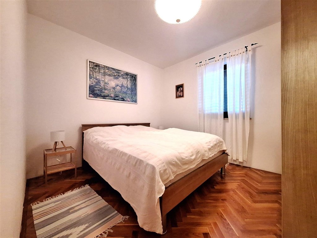 na-prodej-apartman-se-dvema-loznicemi-prostornou-lodzii-v-meste-krk-v-blizkosti-more-chorvatsko