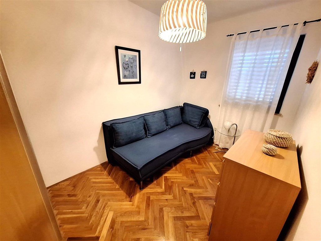 na-prodej-apartman-se-dvema-loznicemi-prostornou-lodzii-v-meste-krk-v-blizkosti-more-chorvatsko