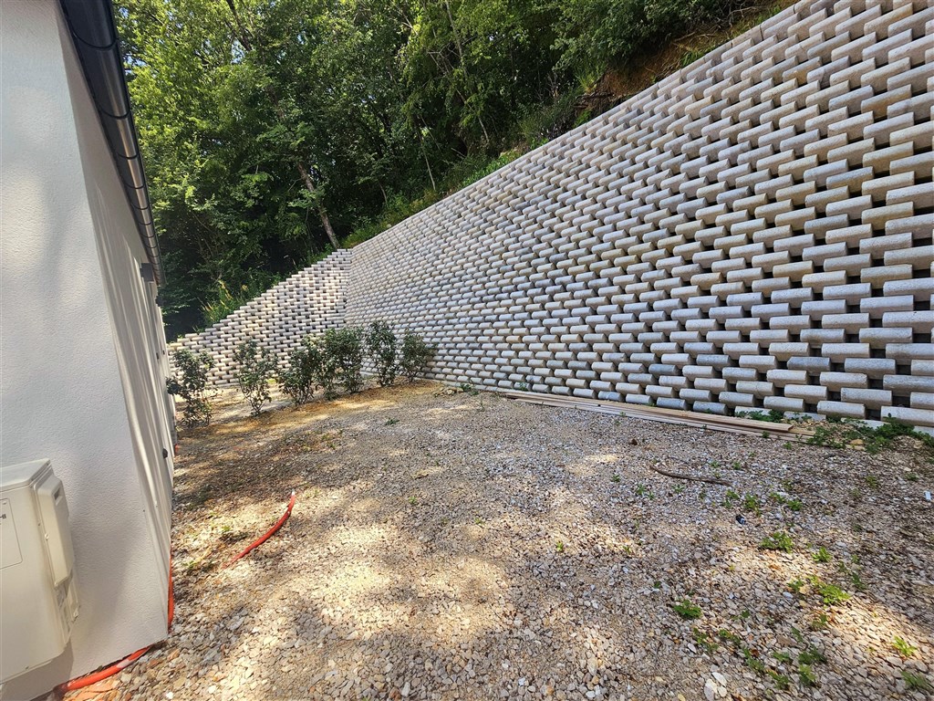 na-prodej-novy-moderni-apartman-se-dvema-loznicemi-v-blizkosti-more-na-ostrove-krk-omisalj-chorvatsko